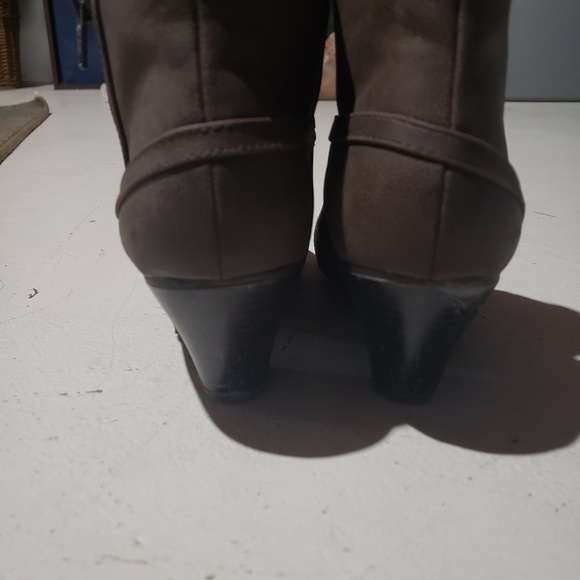 Brown booties size 8.5 - Picture 2 of 3